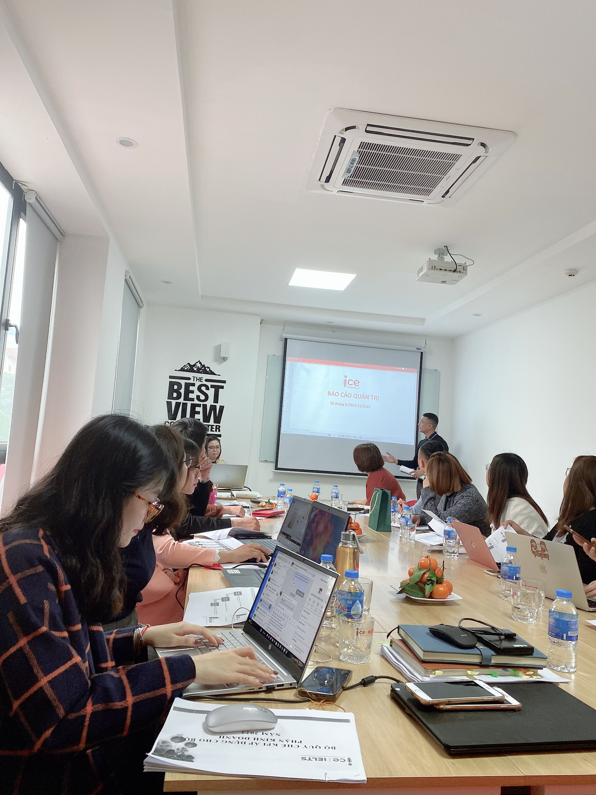 Hình ảnh 1 buổi họp tổng kết năm từ Phòng tài chính kế toán Hệ Thống ICE 5