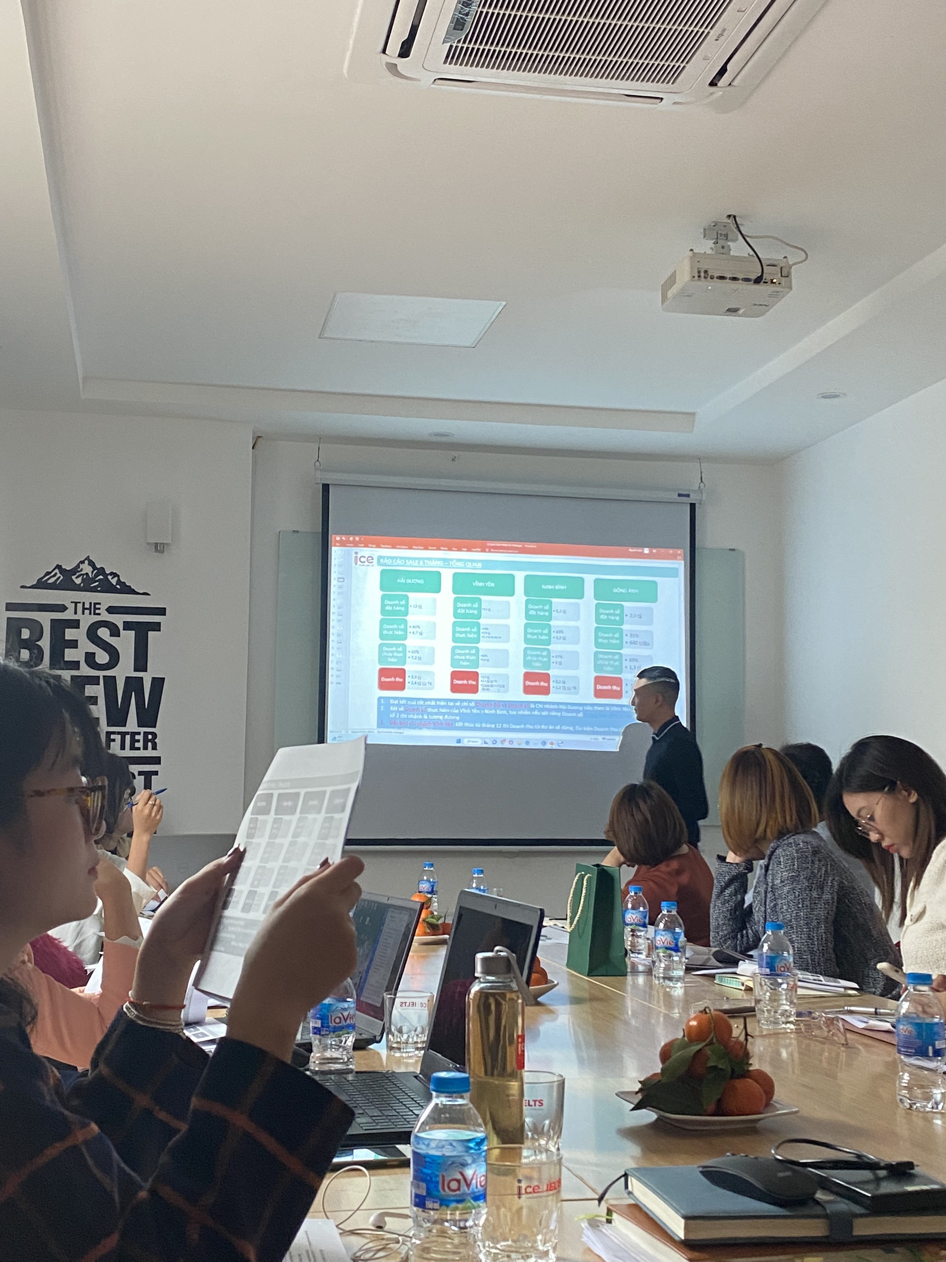 Hình ảnh 1 buổi họp tổng kết năm từ Phòng tài chính kế toán Hệ Thống ICE 6