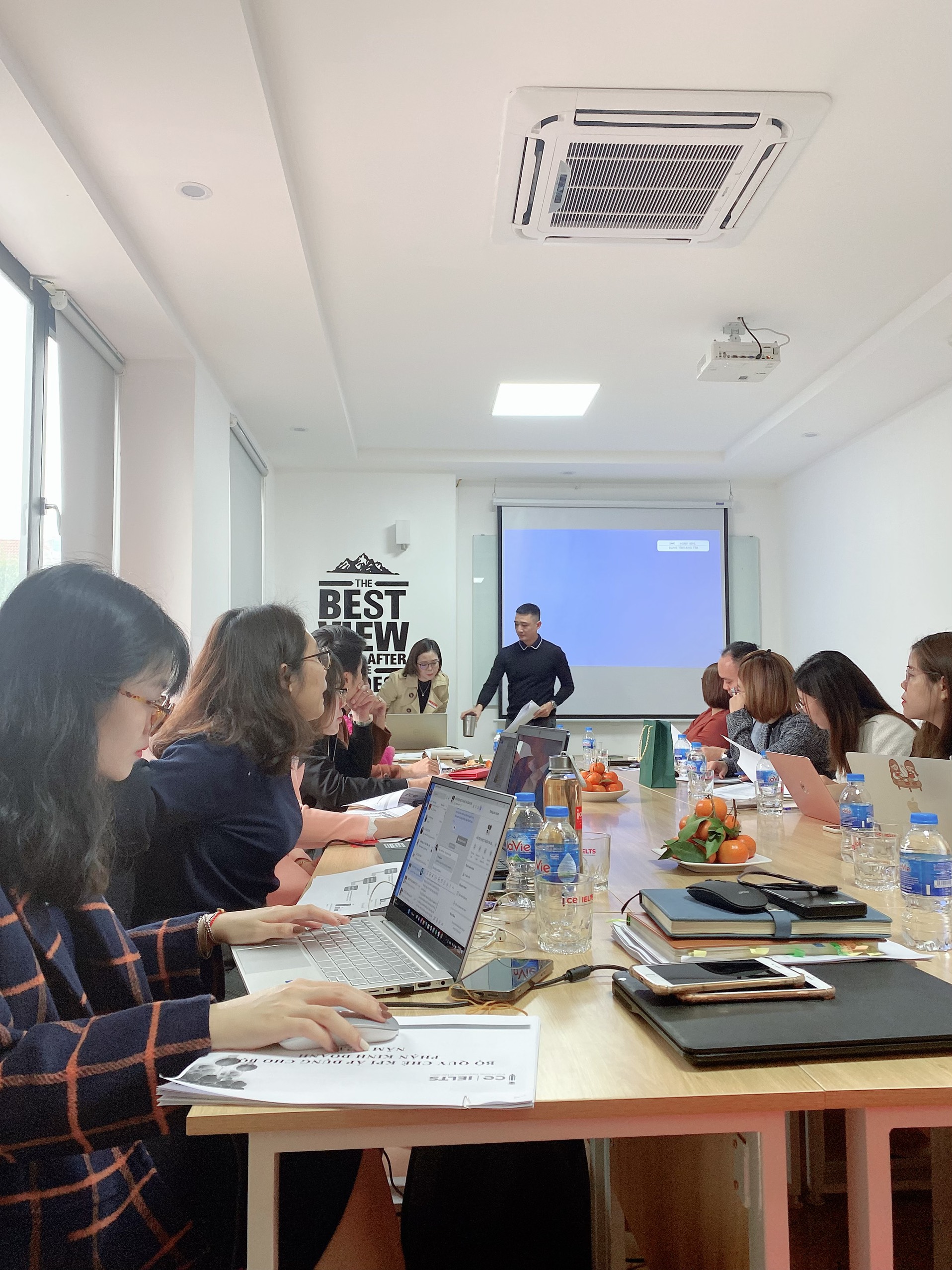 Hình ảnh 1 buổi họp tổng kết năm từ Phòng tài chính kế toán Hệ Thống ICE 1