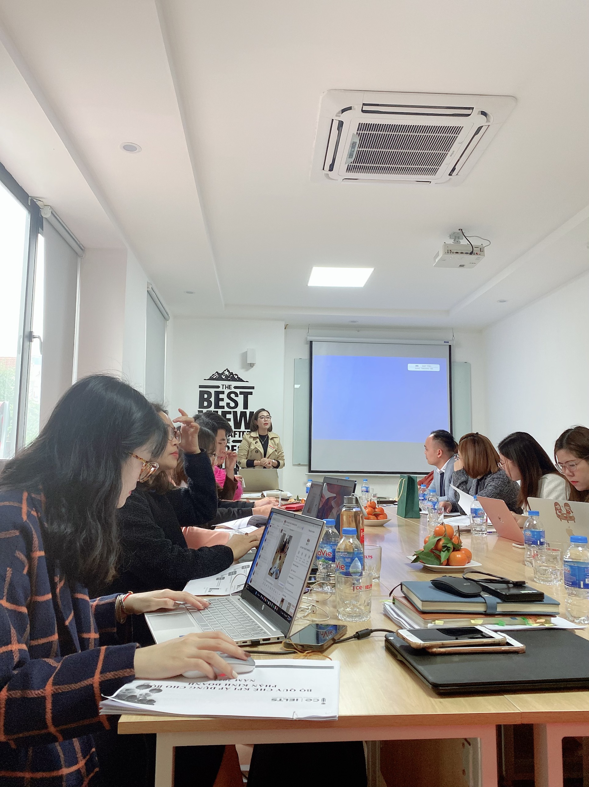 Hình ảnh 1 buổi họp tổng kết năm từ Phòng tài chính kế toán Hệ Thống ICE 2