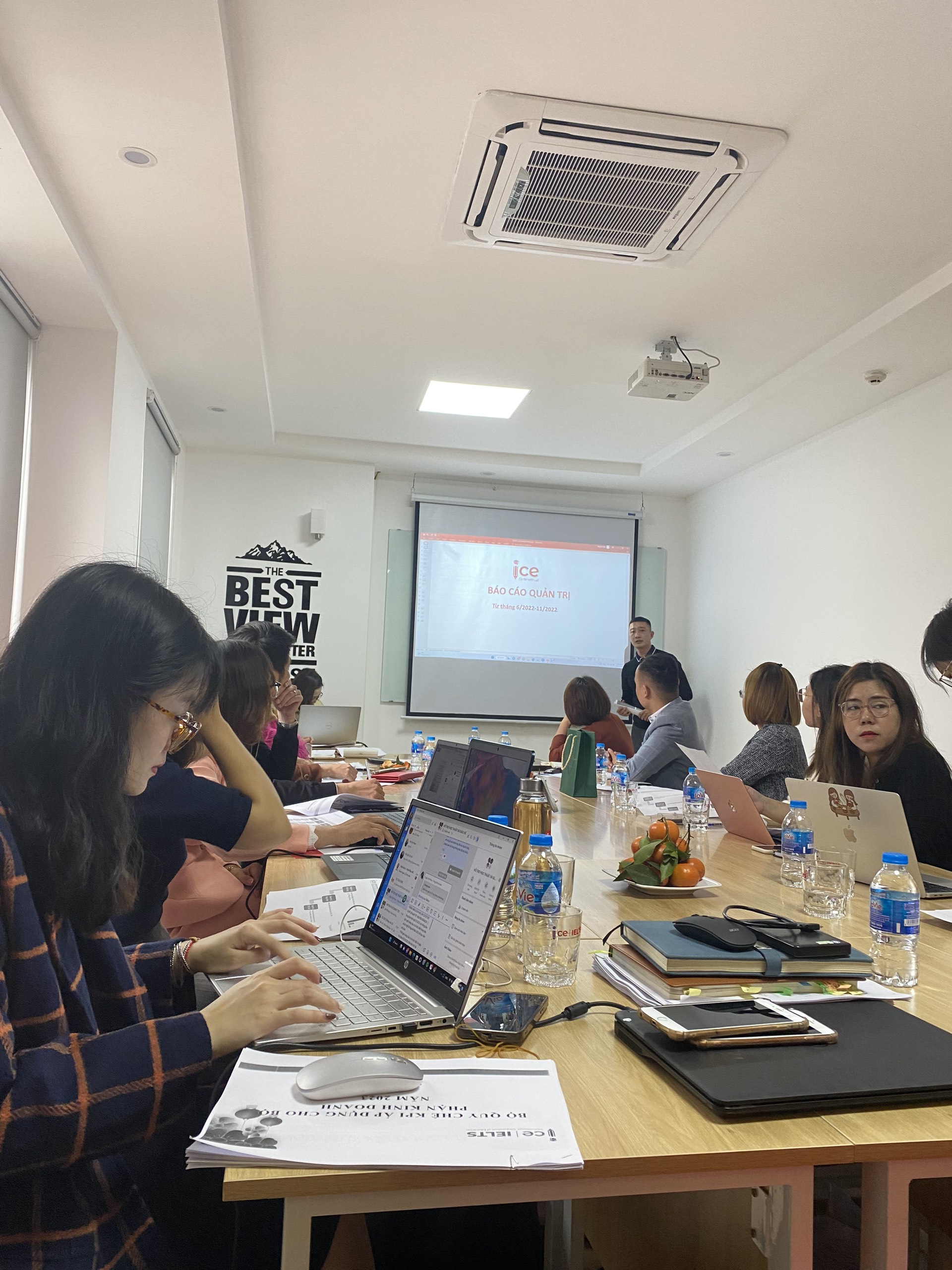 Hình ảnh 1 buổi họp tổng kết năm từ Phòng tài chính kế toán Hệ Thống ICE 3