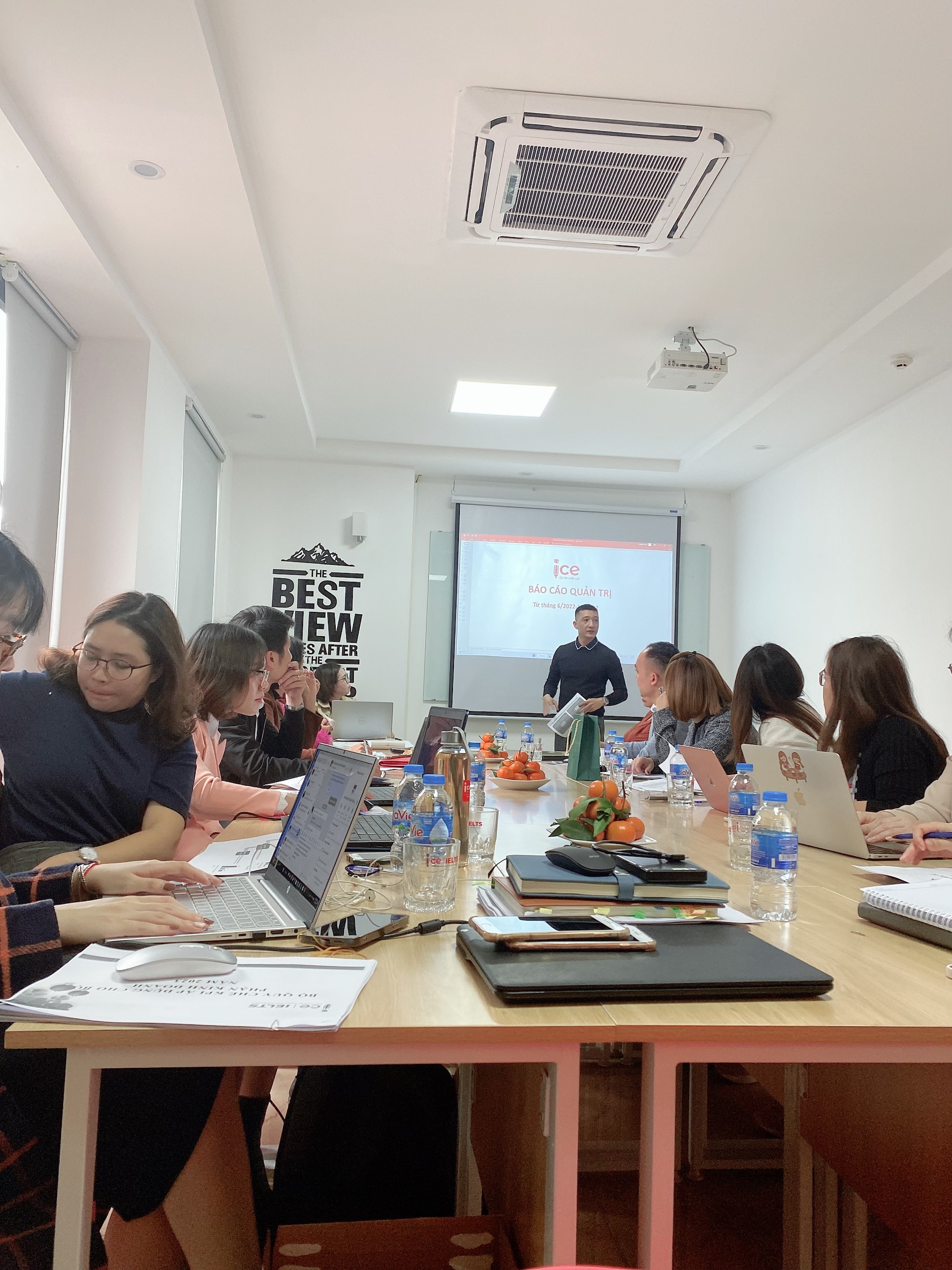 Hình ảnh 1 buổi họp tổng kết năm từ Phòng tài chính kế toán Hệ Thống ICE 4