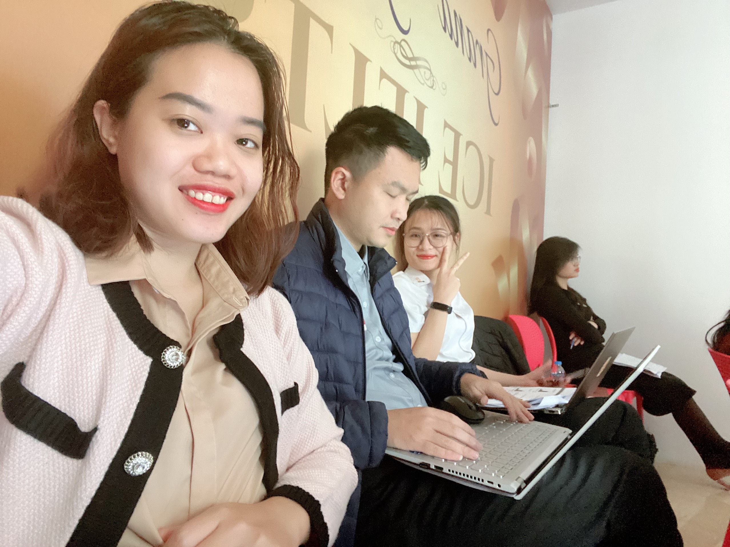 Hình ảnh 1 buổi họp tổng kết năm từ Phòng tài chính kế toán Hệ Thống ICE 9